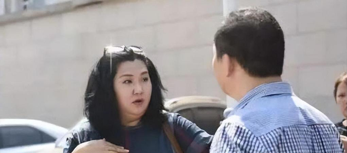 与张铁林相恋3年,未婚生女的侯俊杰,如今怎样了?