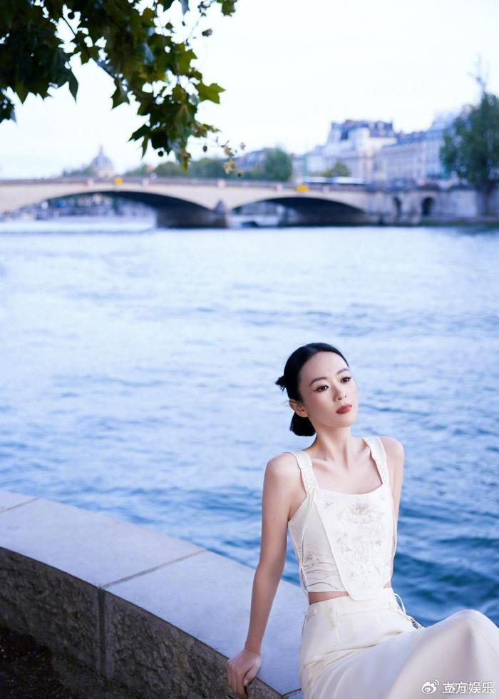 童瑶白色新中式套装现身塞纳河畔纯洁优雅如东方茉莉