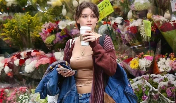 18岁苏瑞好早熟!与闺蜜逛街秀身材,五官继承阿汤哥,有女人味