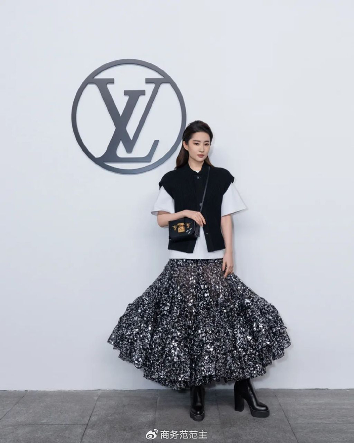 看秀明星里,范主首推路易威登品牌代言人刘亦菲,状态简直太好了.