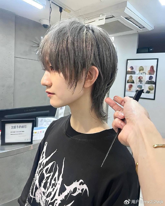 狼尾层次短发以其独特的造型和个性魅力,成为了近年