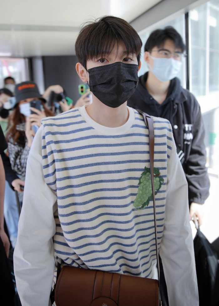 王源这身衣服青春感满满呐男大氛围感直接拉满好白的一枚帅哥