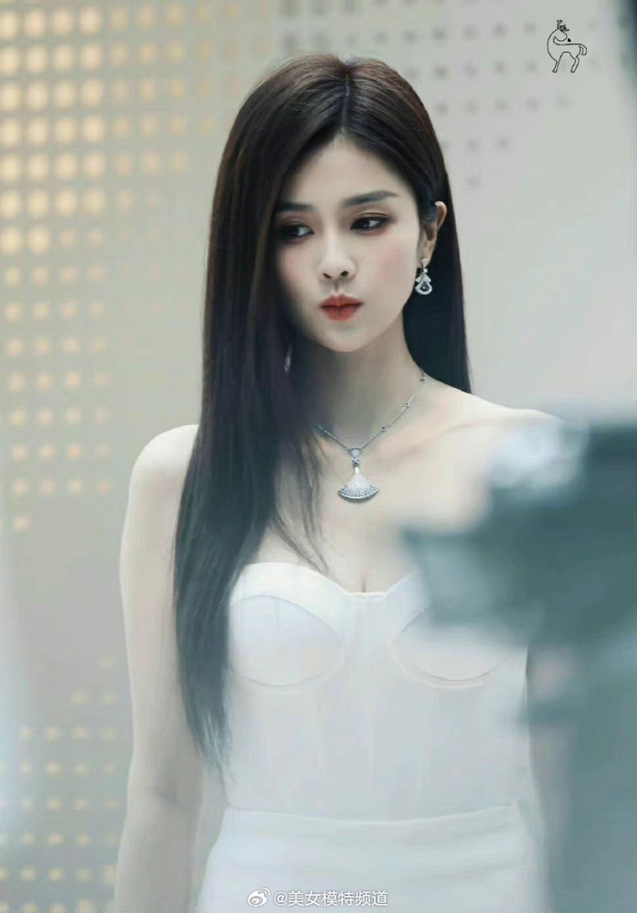 白鹿白色抹胸造型参加活动长发披肩皮肤白皙气质绝佳