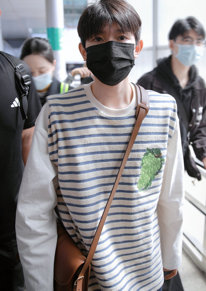 王源这身衣服青春感满满呐男大氛围感直接拉满好白的一枚帅哥