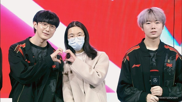 fpx粉丝赛后互动合照