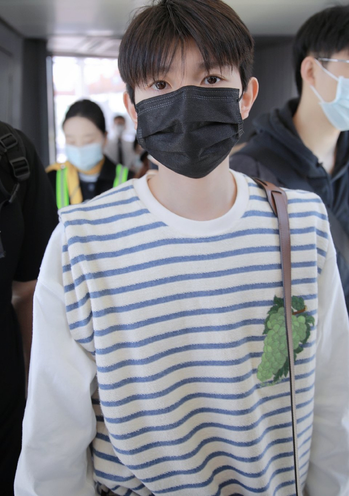 王源这身衣服青春感满满呐男大氛围感直接拉满好白的一枚帅哥