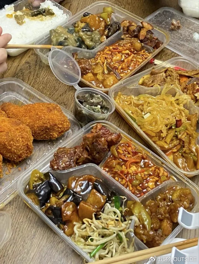和同事拼在一起,东北盒饭微缩版的满汉全席王博起初对做拼好饭有过