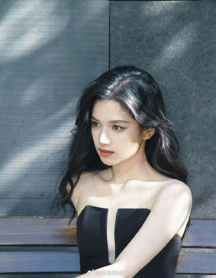 张婧仪最新造型 卷发红唇77黑裙 很大气的骨相美人