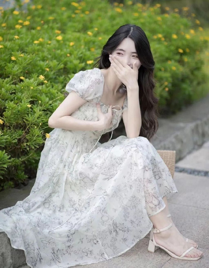 穿裙子拍照姿势推荐,简约大方的姿势,尽显你的优雅气质