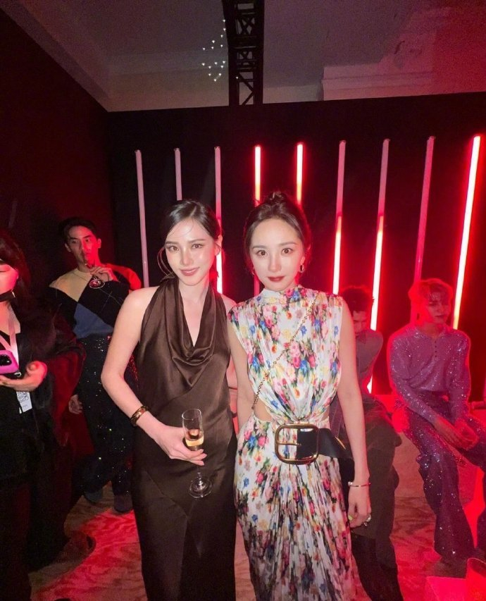 不仅和小水合照了还和很多新朋友和老朋友都合照了哦幂姐状态可以的