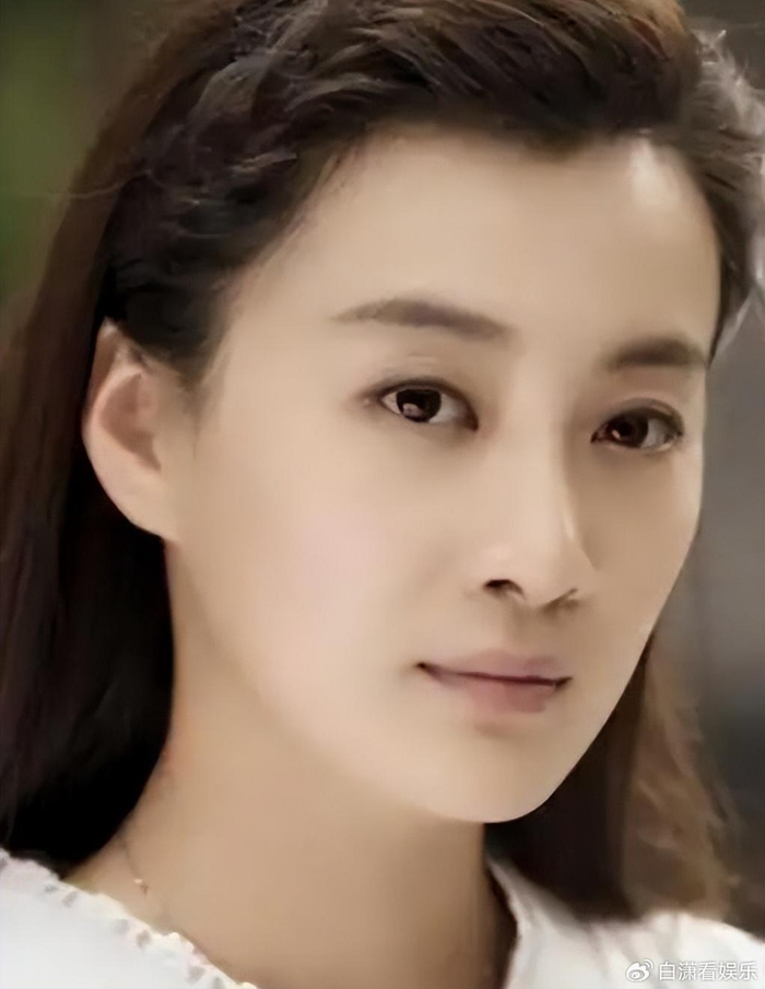 娱乐看点>正文> 这个名字或许对很多人来说并不陌生,她原名叫徐翠翠.