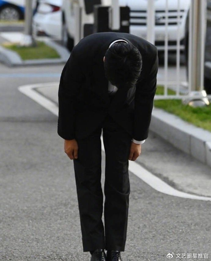 李善均涉毒后首次公开道歉90度鞠躬,精心打扮做发型剃胡子剪指甲