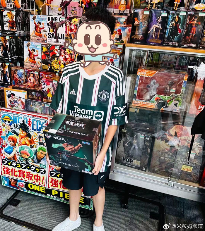 抠男米粒在秋叶原的"海贼王"和扭蛋机前迷失了自己