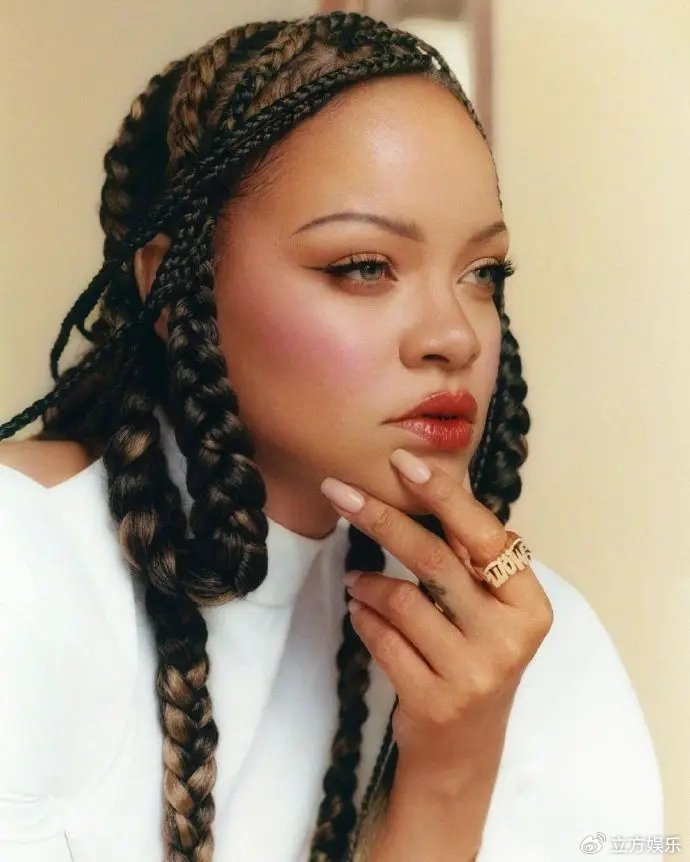 蕾哈娜满头辫子个性十足 风格多变造型个性