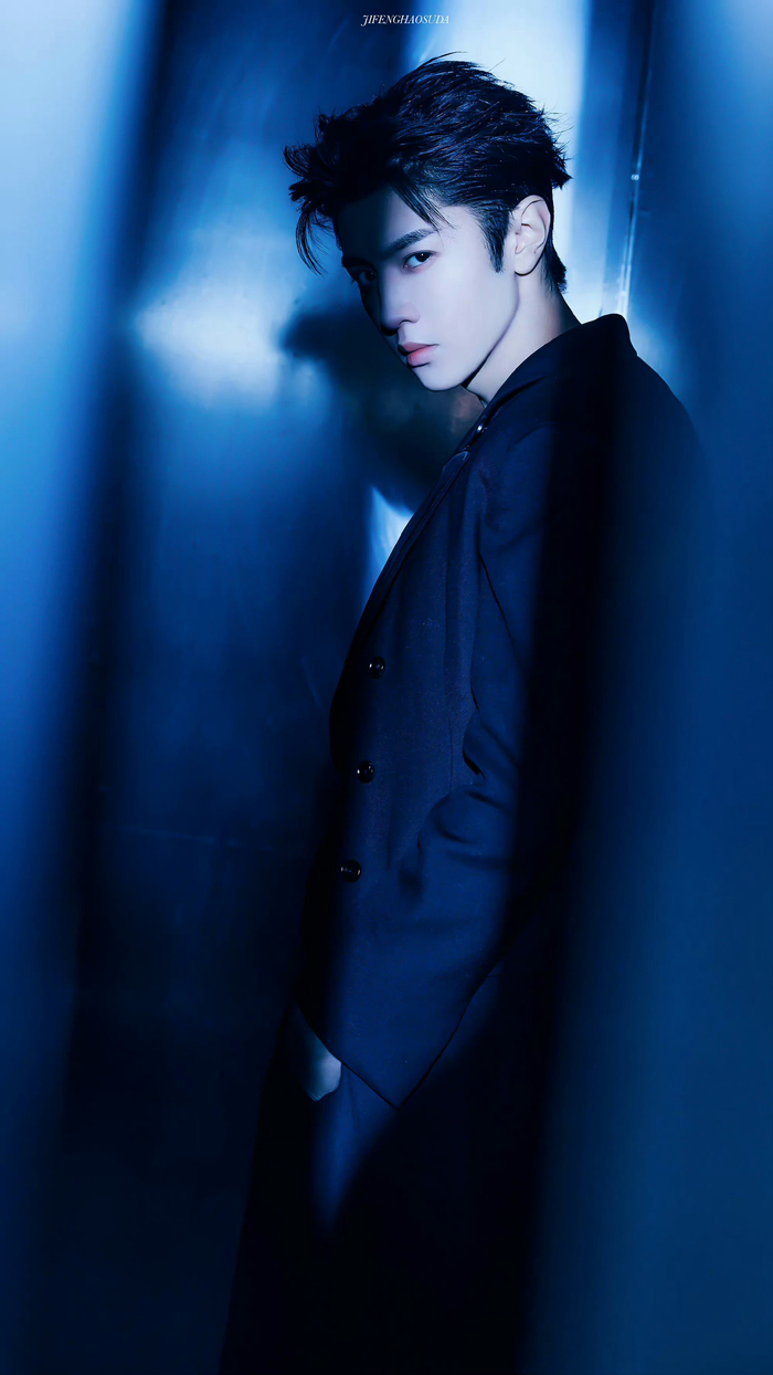 陈哲远最新写真掉落黑西装少年在清爽与禁欲感之间随意切换