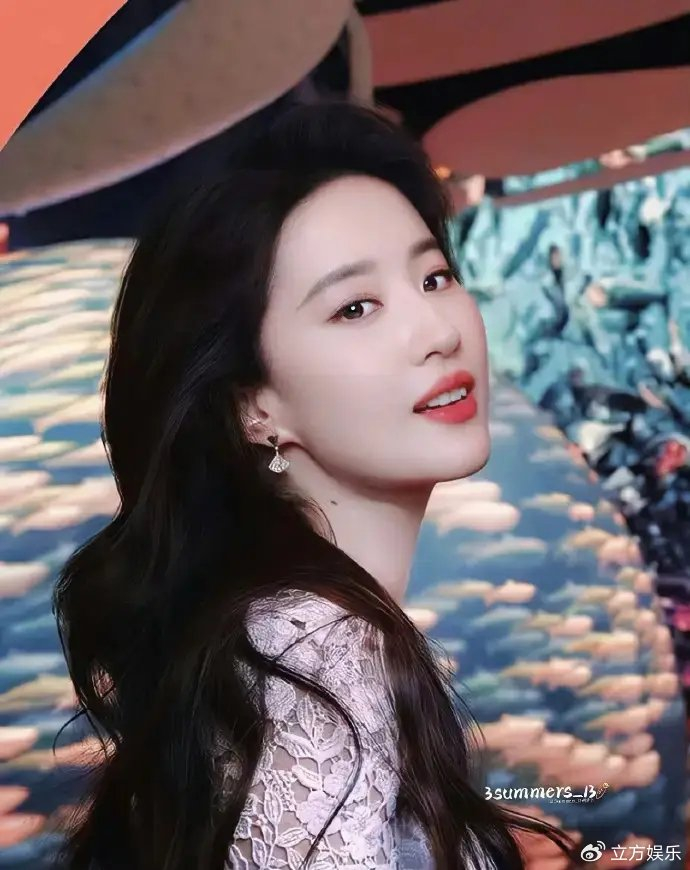 刘亦菲穿粉裙似在逃公主 波浪卷发配红唇明艳动人