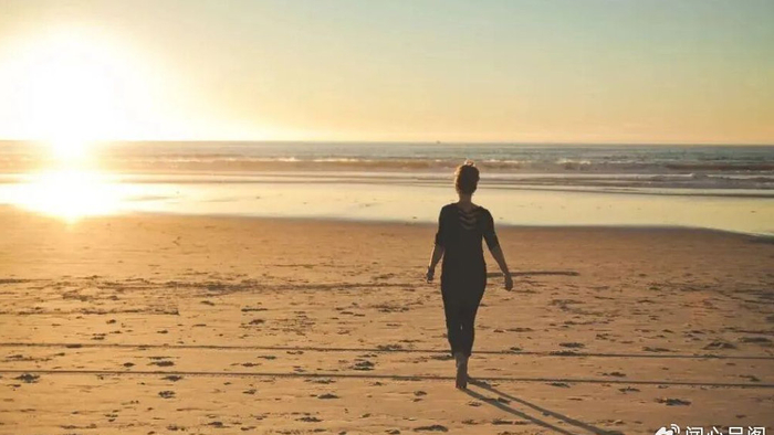 原创|如果一个人对待家人态度差,对外人又很和善,是因为这三个原因