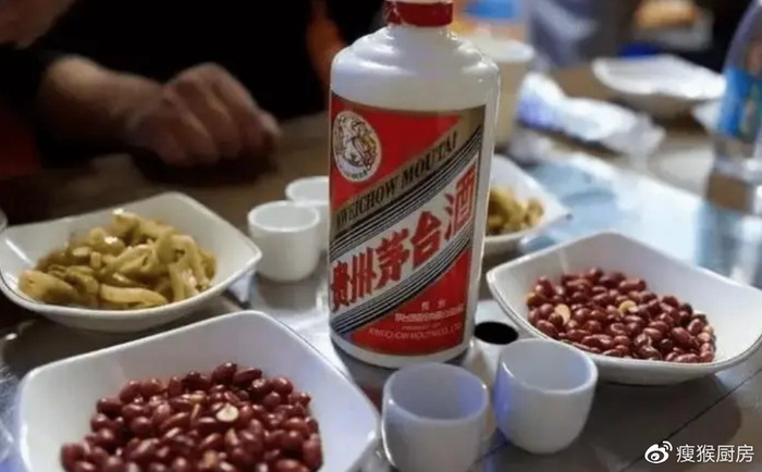 公司聚餐,领导点2瓶飞天茅台,聚餐结束服务员竟不让把空瓶带走