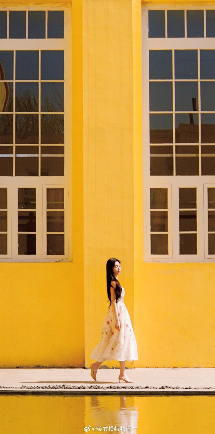 王子璇鲜花抹胸裙