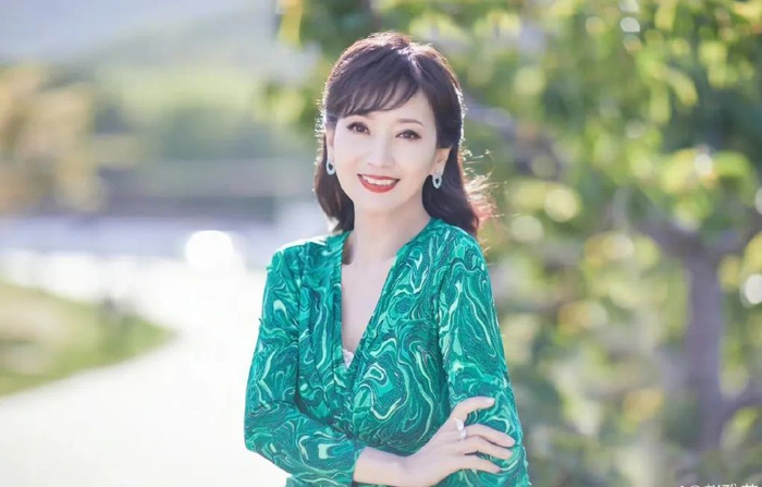 像赵雅芝姐姐一般,侧身站立,双手张开着拍,显瘦的同时拍照也有动感.