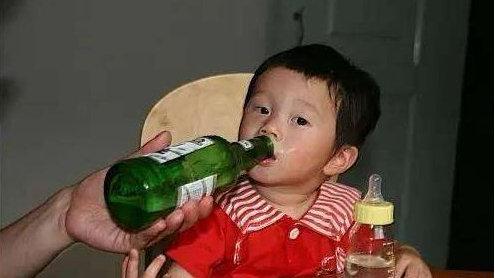 除了哄逗孩子喝酒,要不得!还有这几种食物最好也别给孩子买