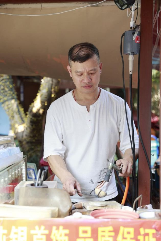 金狮巷里的打金人|李贵荣|金铺|金狮_新浪新闻