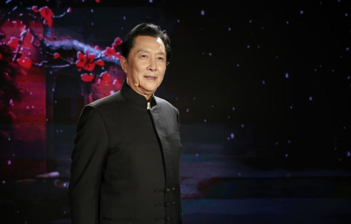 斯琴高娃身穿蒙古袍,泪洒舞台,细说着《父亲的草原母亲的河》.