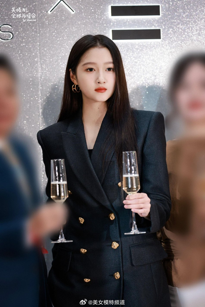 女霸总亮相关晓彤戴墨镜穿黑西装又酷又飒