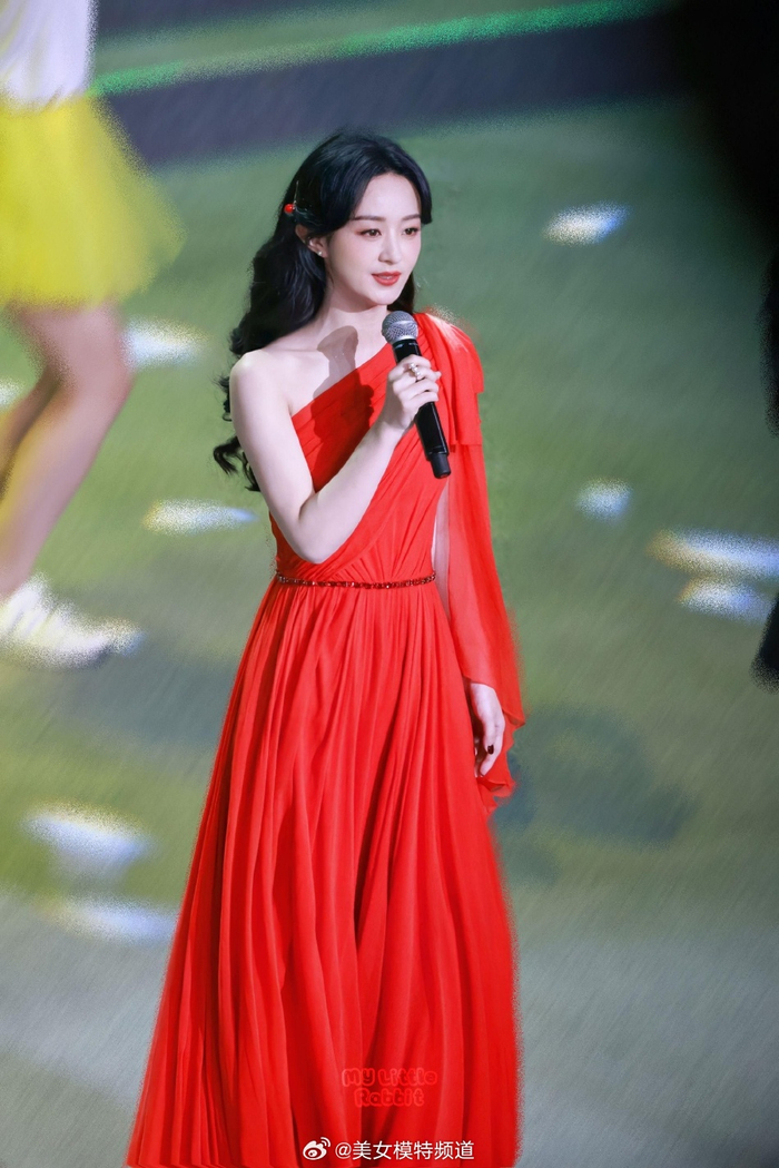 赵丽颖穿一袭红裙亮相晚会半露香肩频频露笑气色好