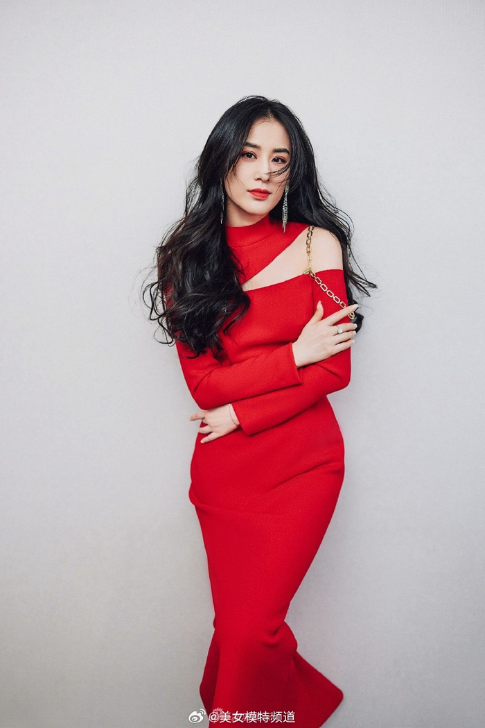 黄圣依红色镂空针织裙造型迎新年长发乌黑脸部状态好
