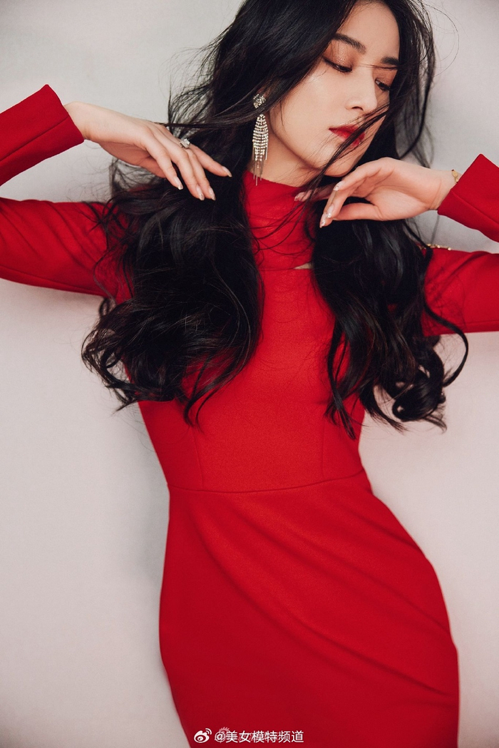 黄圣依红色镂空针织裙造型迎新年长发乌黑脸部状态好