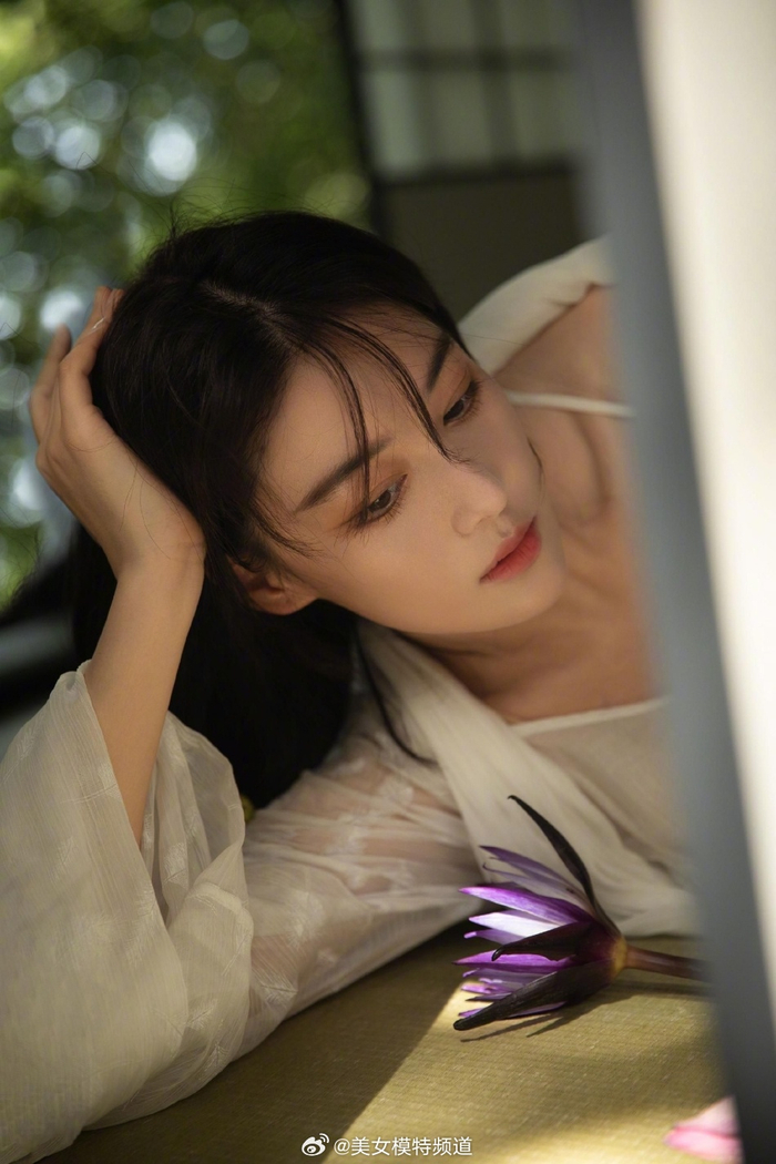 张馨予身着白纱连衣秀香肩古典园艺写真仙气十足