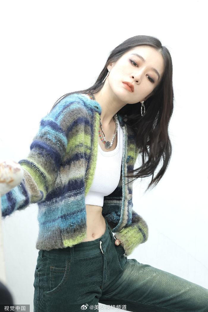 张雪迎烟熏妆造型穿露腰装秀好身材