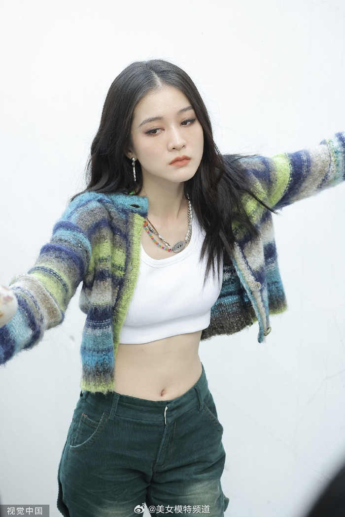 张雪迎烟熏妆造型穿露腰装秀好身材