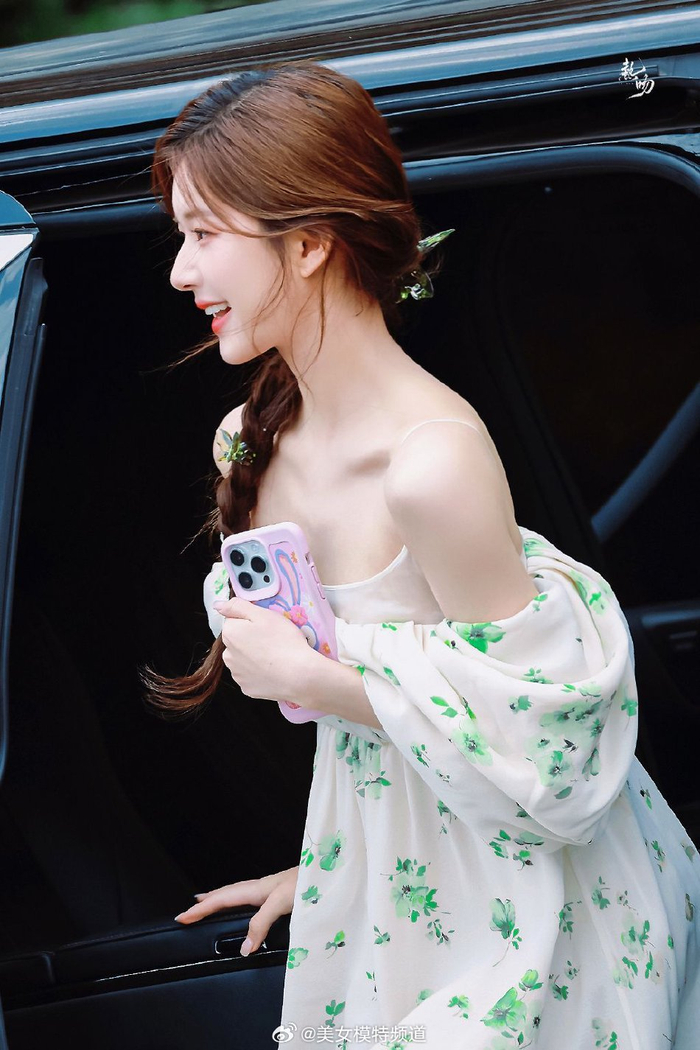 赵露思穿绿色碎花吊带裙仙气飘飘甜美可人