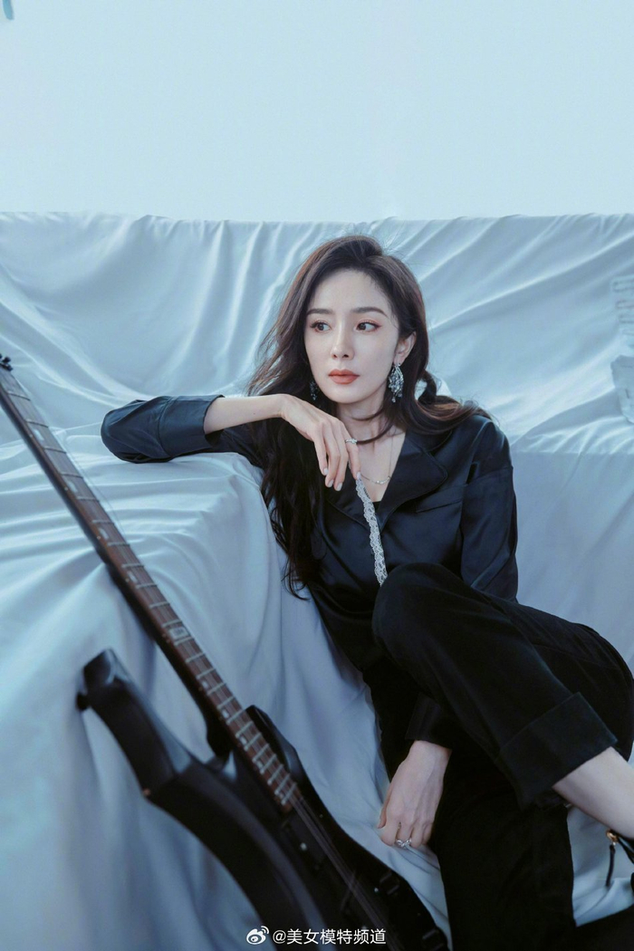 杨幂allblack写真又美又帅对镜撩发凹造型眼神超a