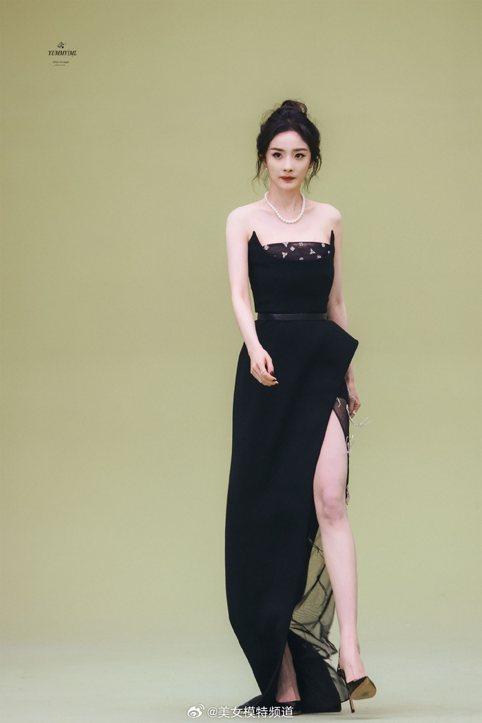 杨幂黑色抹胸长裙出席活动不规则设计秀美腿吸睛