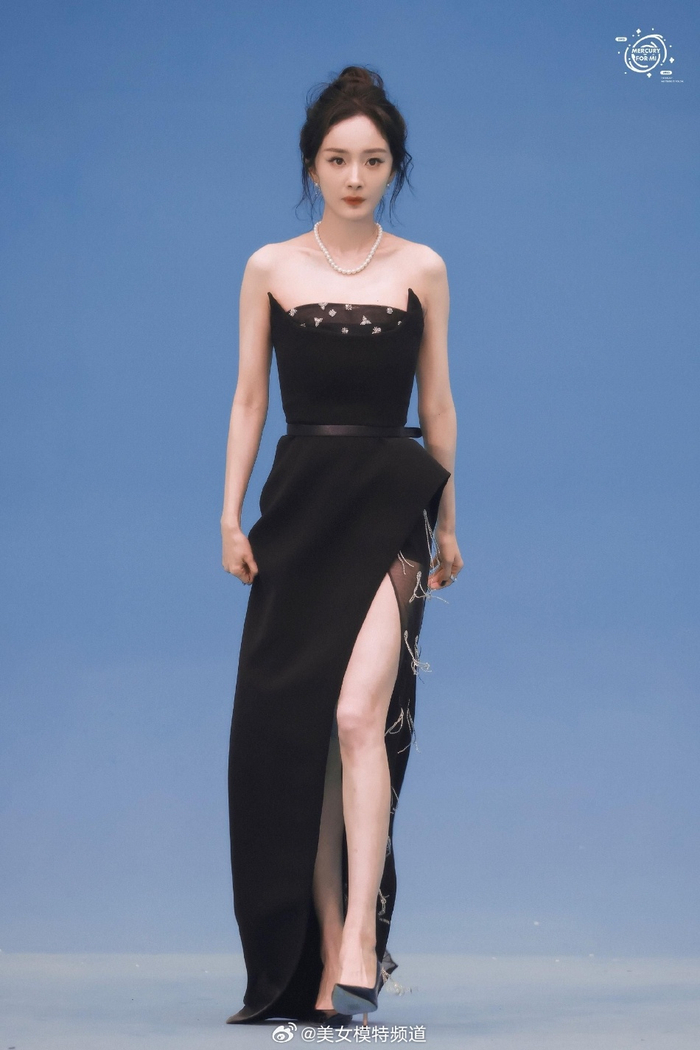 杨幂黑色抹胸长裙出席活动不规则设计秀美腿吸睛