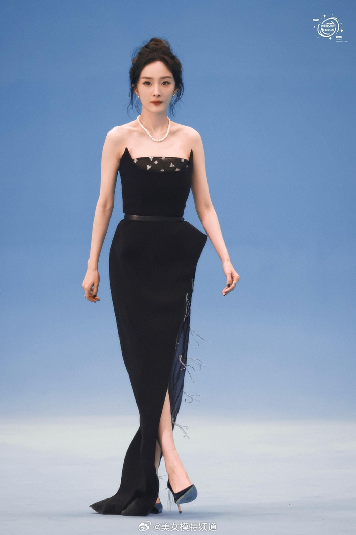杨幂黑色抹胸长裙出席活动不规则设计秀美腿吸睛