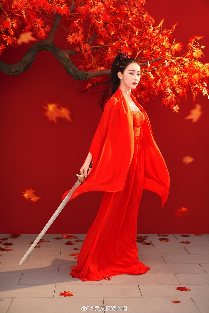 宣璐红衣女侠装英气十足 梳高马尾佩宝剑尽显好身材