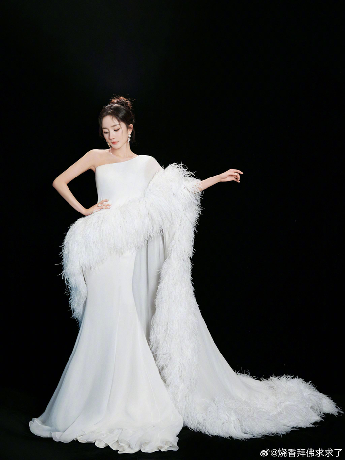 杨幂身着白色羽毛高定礼裙亮相爱奇艺尖叫之夜|杨幂|爱奇艺_新浪新闻