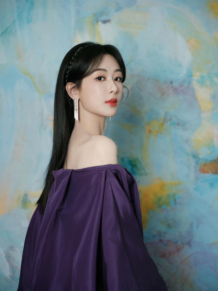 杨紫出发图来了～ 油画里的紫衣少女,好看嘛|杨紫|微博之夜_新浪新闻