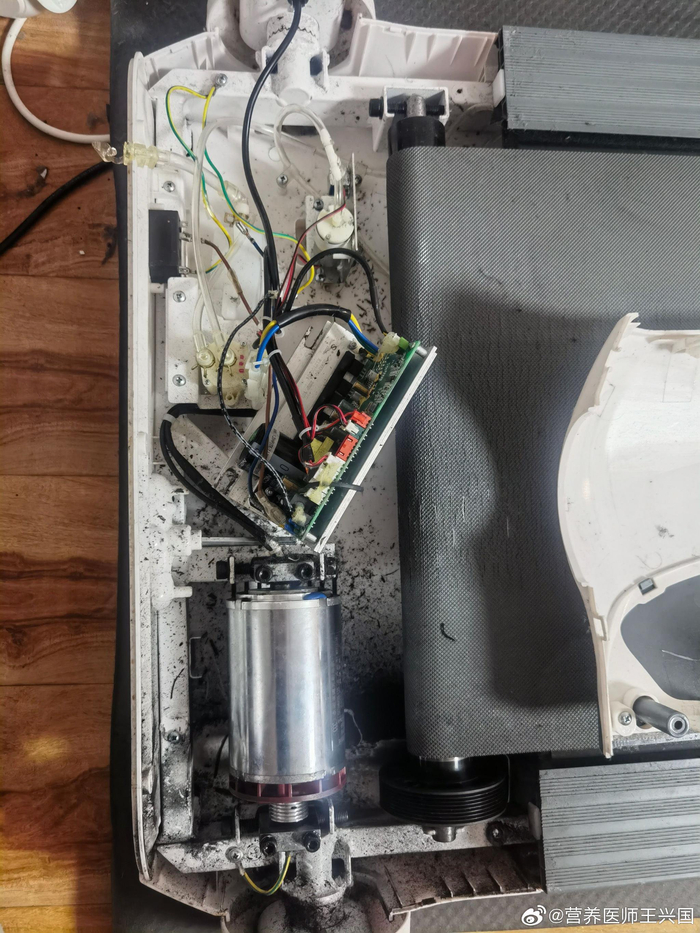 我家的跑步机(买时1800元)在我跑了7千多公里之后坏了,皮带断了,控制