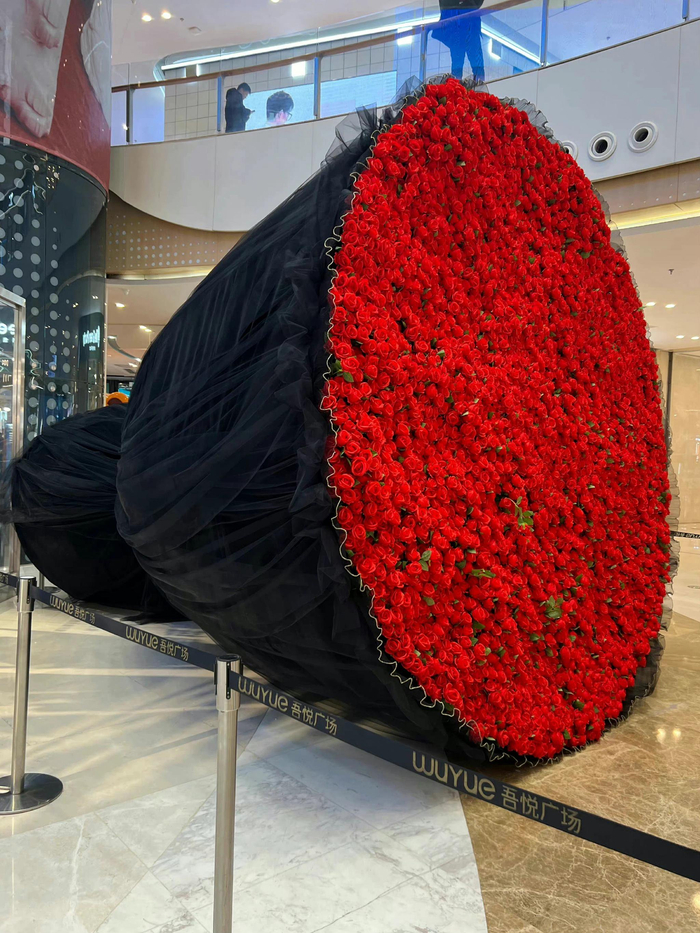 城市巨型花束浪漫至死不渝