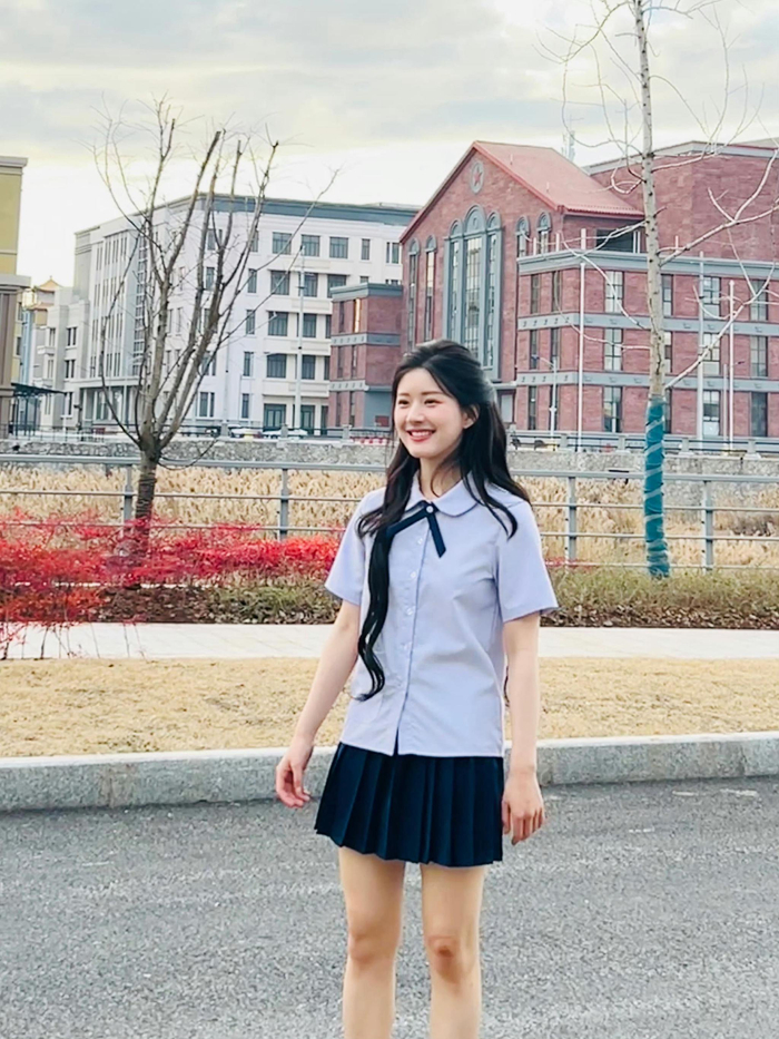赵露思校园妆造美疯了扭来扭去好可爱