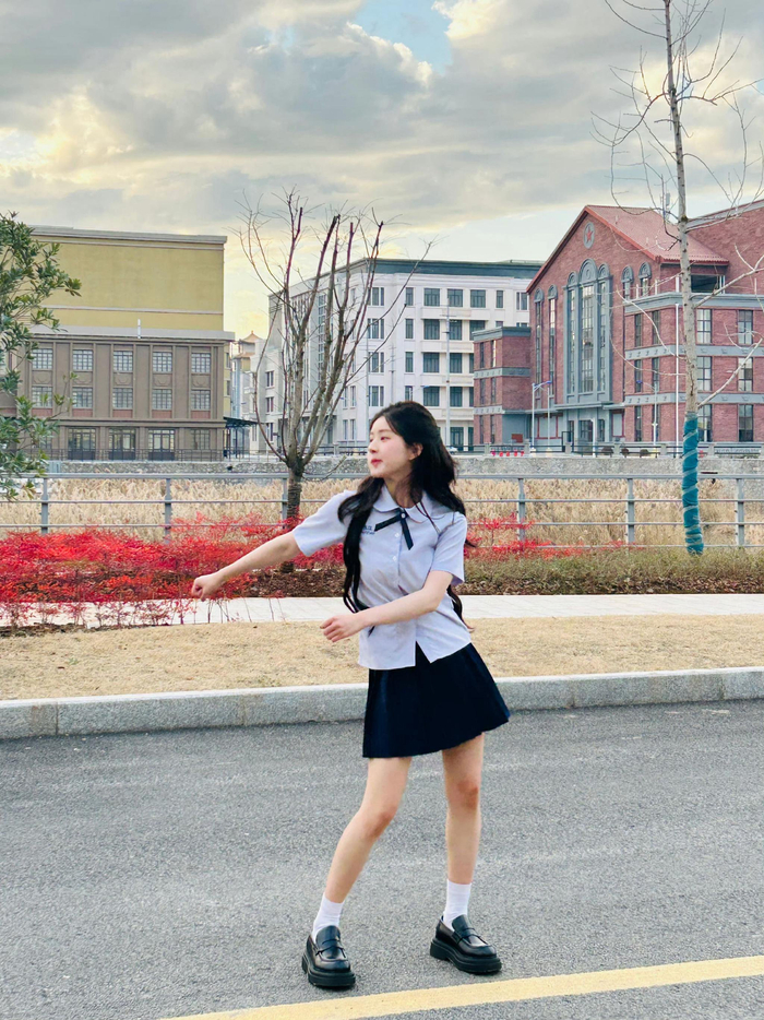 赵露思校园妆造美疯了扭来扭去好可爱