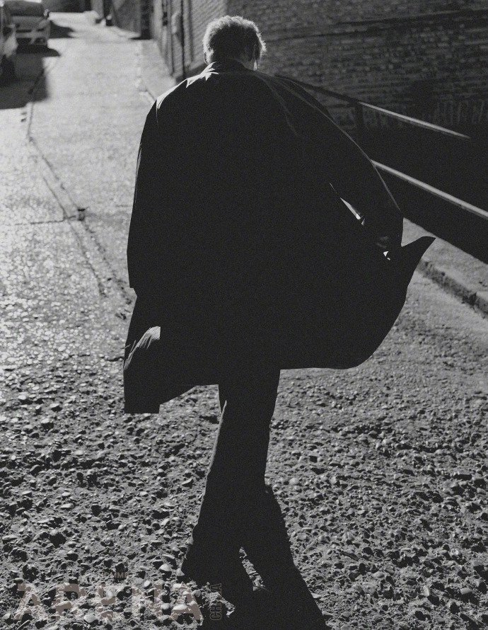 白敬亭风衣背影a感,这风衣粉发配墨镜,白色入镜大长腿的白敬亭