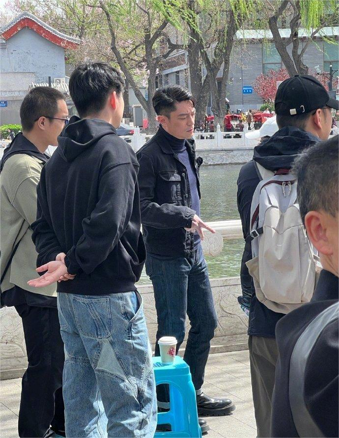 有网友在什刹海偶遇霍建华拍摄来看看路人镜头下的帅哥状态如何