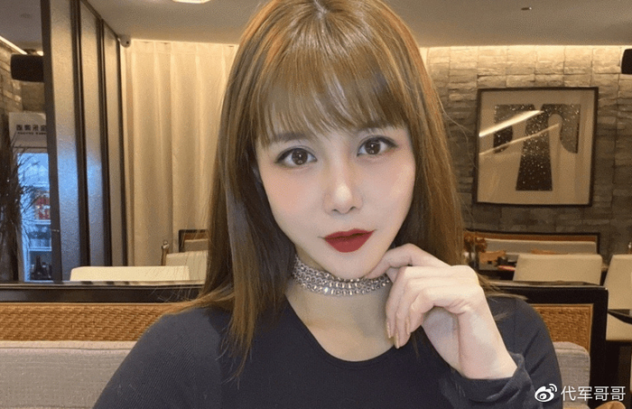13年前,“宁愿坐在宝马车里哭”的拜金女马诺,如今35岁嫁入豪门了吗