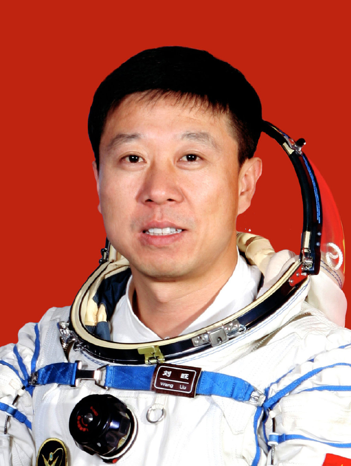 神舟十七号10月发射指令长曝光分析3名老航天员1人符合标准